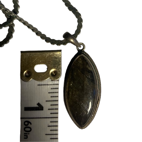 Labradorite pendant, with silver chain. - Picture 3 of 4